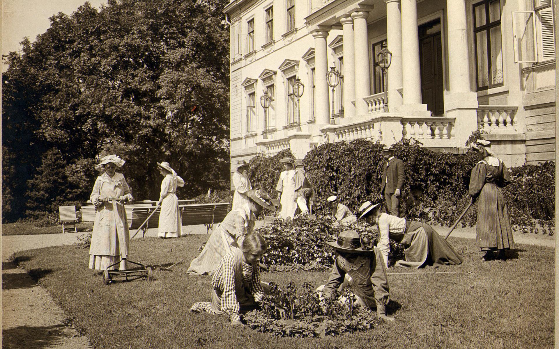 Tidigt 1900-tal hålls en trädgårdskurs framför Nääs slott. 