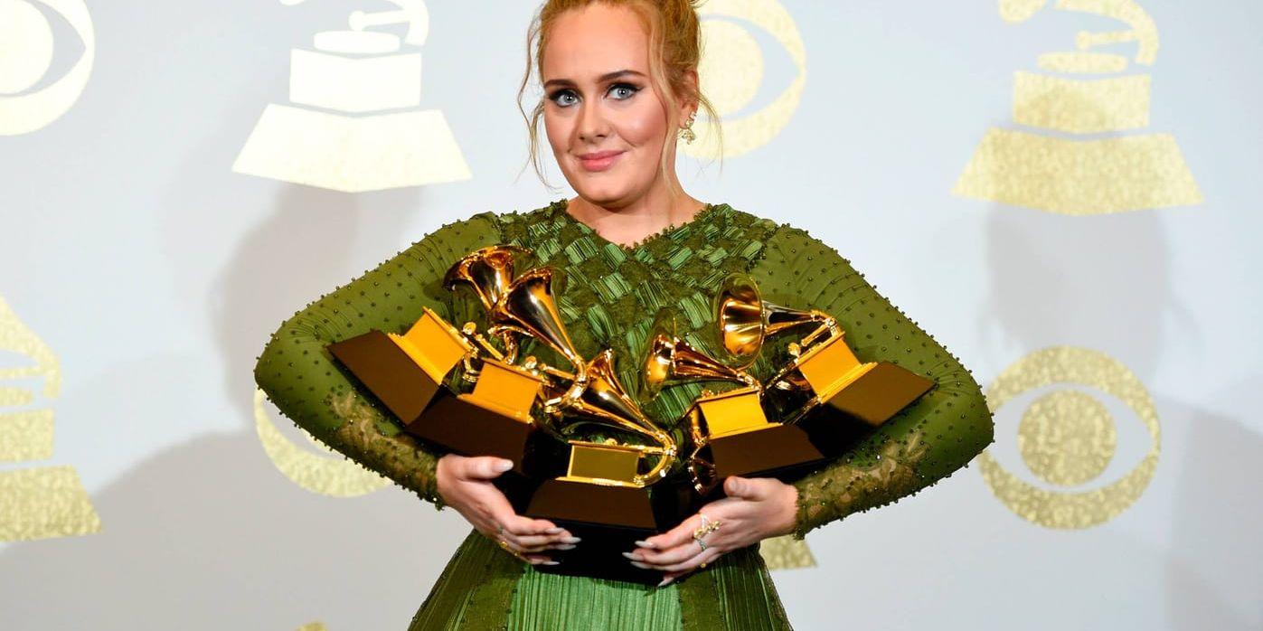 Adele med sina priser.
