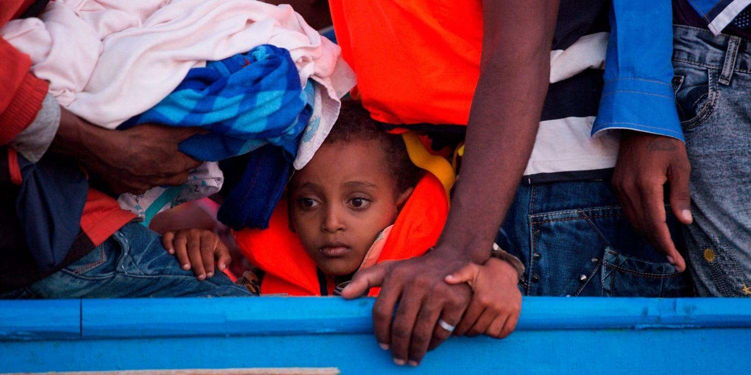 En liten pojke ombord på en träbåt med över 700 migranter ombord innan de räddades. Arkivbild.