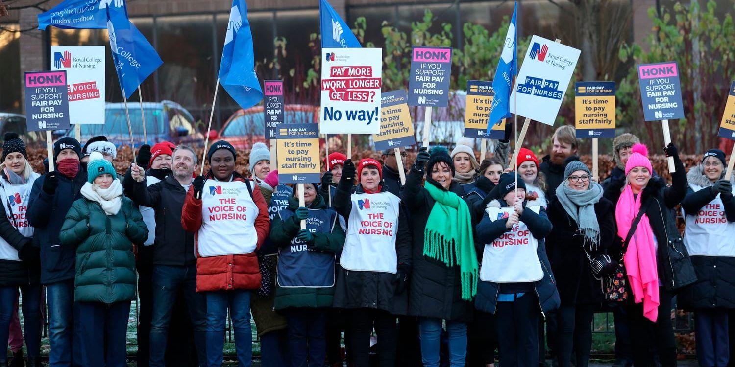 Medlemmar i sjuksköterskeförbundet Royal College of Nursing (RCN) strejkar utanför universitetssjukhuset i Belfast, Nordirland.