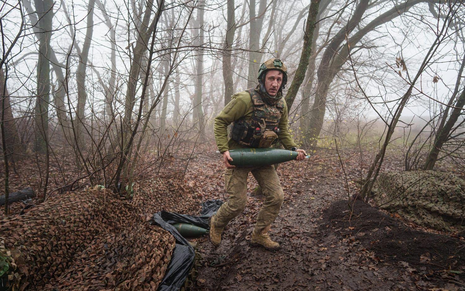 En ukrainsk soldat laddar artilleri vid fronten i östra Ukraina. Bilden togs den 28 november förra året.