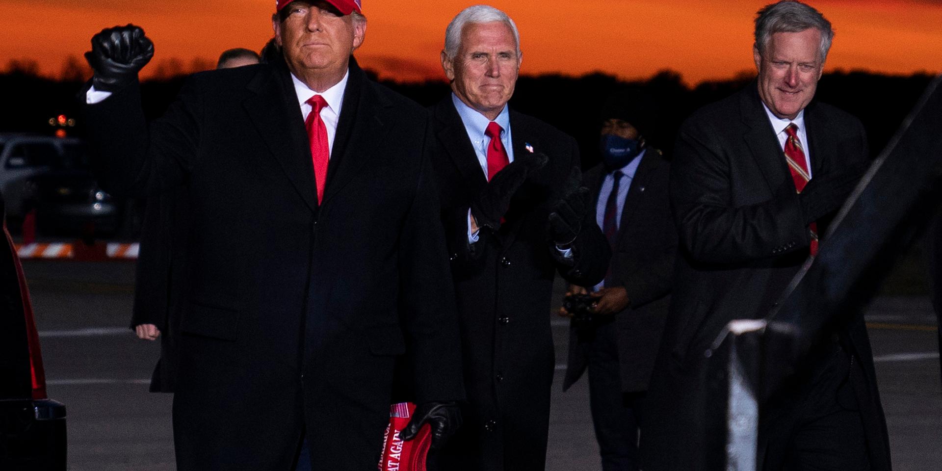Tidigare presidenten Donald Trump, vicepresidenten Mike Pence och Mark Meadows anländer till ett kampanjmöte i Michigan, november 2020.