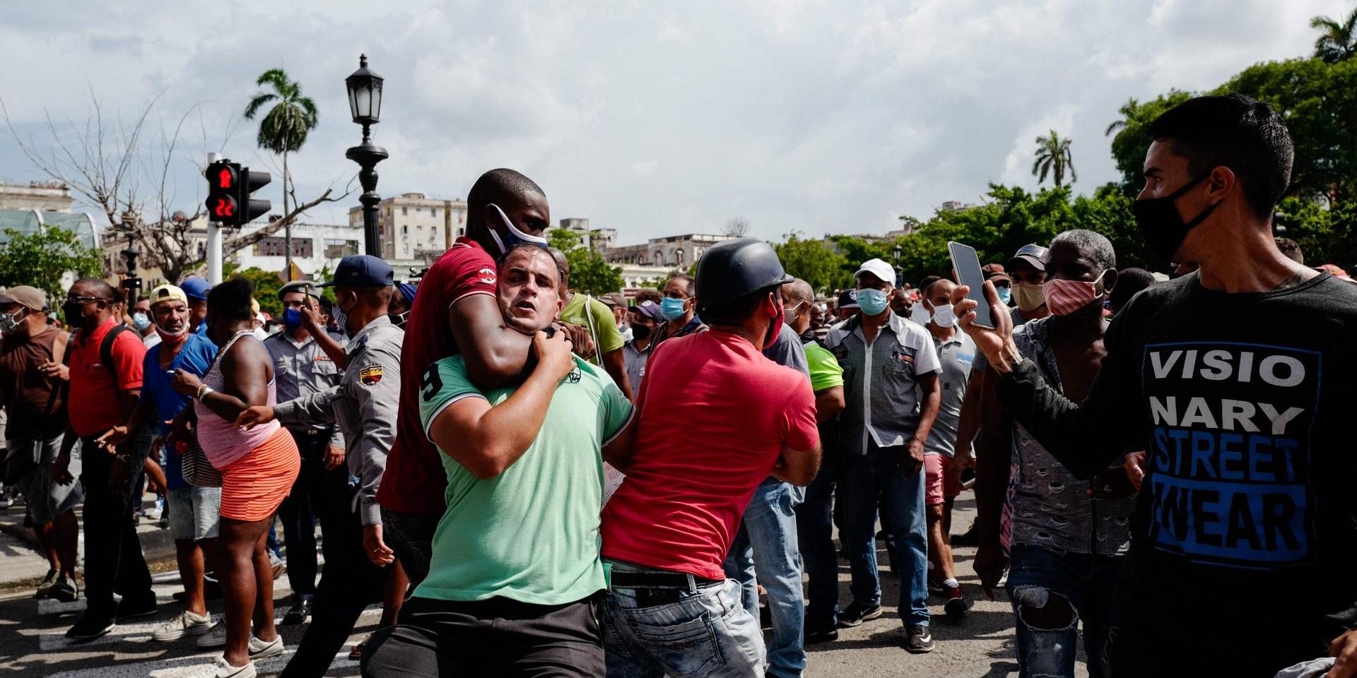 Demonstrationer har blossat upp på Kuba.