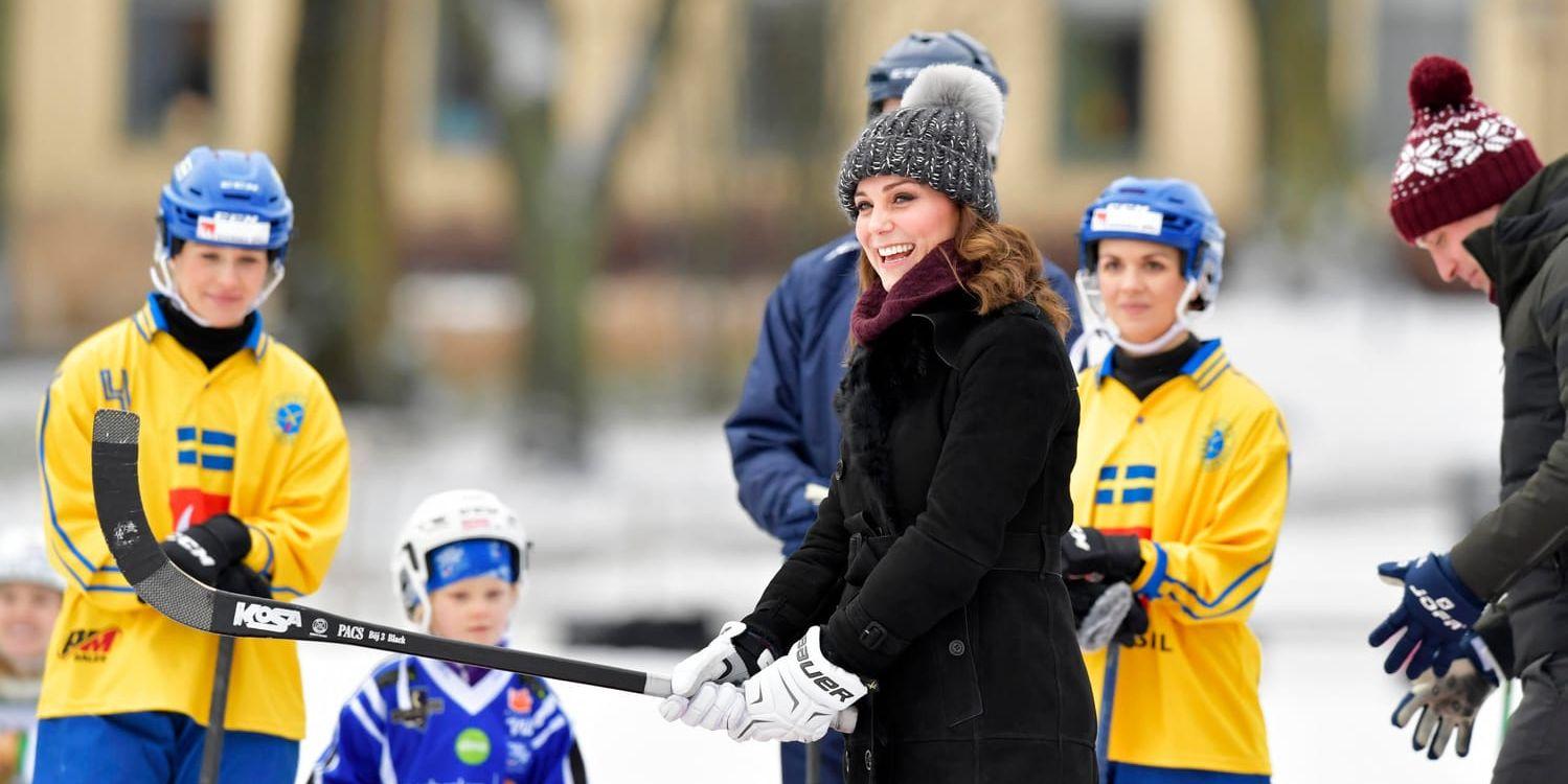Catherine Middleton, hertiginnan av Cambridge, gör mål på första försöket. Åskådare är AIK:arna Anna Widing och Linnea Larsson.