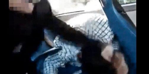 En video som Barometern har publicerat visar hur busschauffören sparkar och slår en man, efter att den senare tagit en bild på honom.