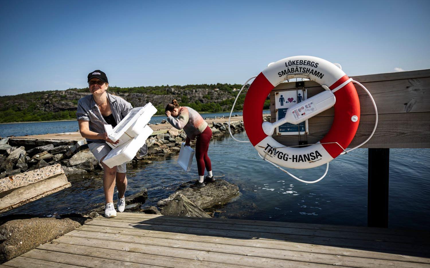 Ann-Christin Mathiasson, kommunikatör 8-fjordar och Alva Olsson, Scandinavian silver eel AB har tömt lådorna.
