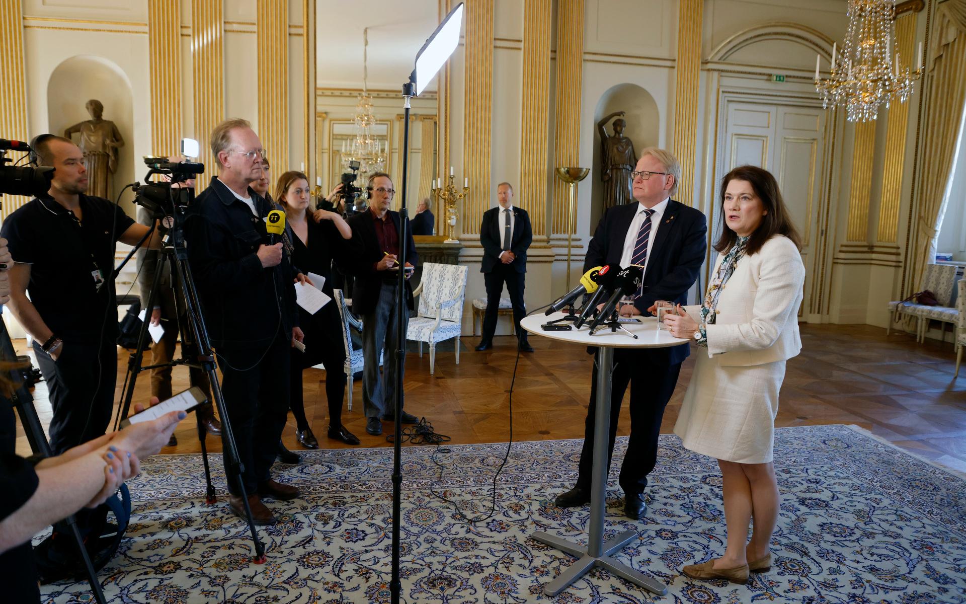 Försvarsminister Peter Hultqvist (S) och utrikesminister Ann Linde (S)  anländer till en pressträff efter ett säkerhetspolitiskt möte på utrikesdepartementet på torsdagen den 21 april. 