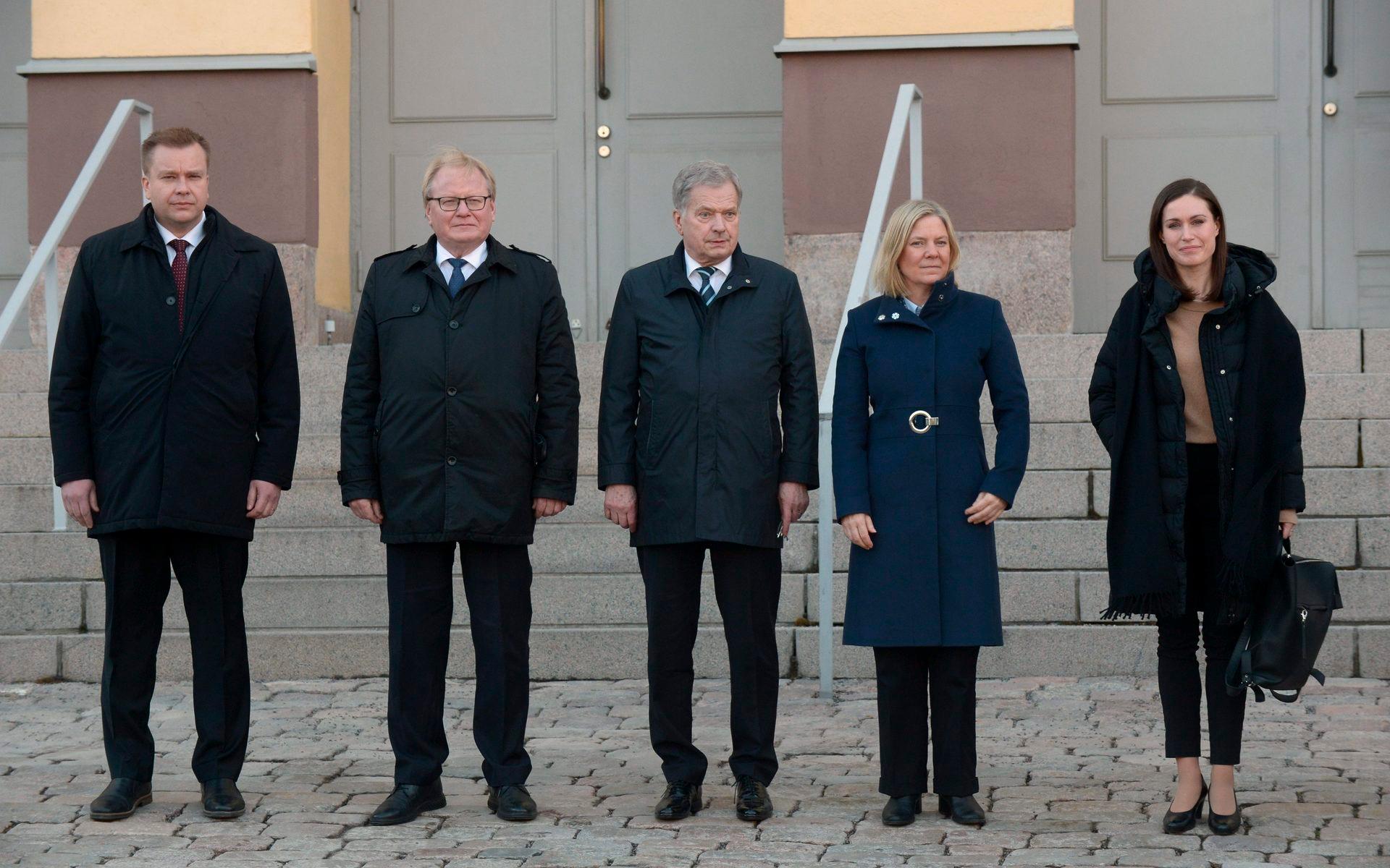 Finlands president Sauli Niinisto, statsminister Sanna Marin, försvarsminister Antti Kaikkonen tillsammans med statsminister Magdalena Andersson och försvarsminister Peter Hultqvist. 