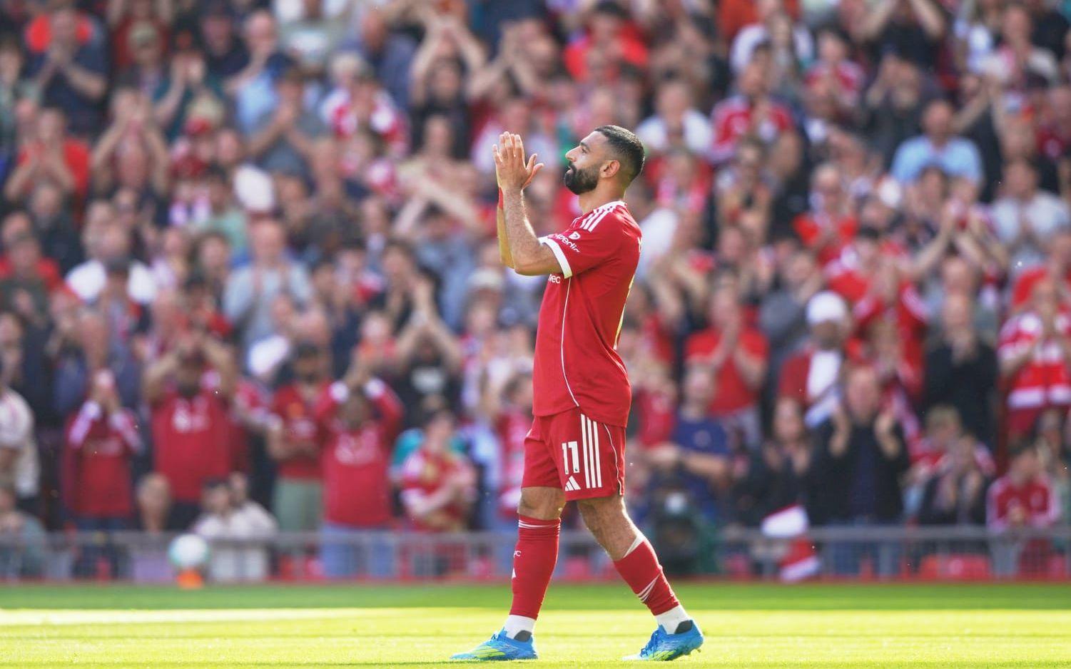 Liverpools Mohamed Salah applåderar publiken när han lämnar planen på grund av skada i lördags.