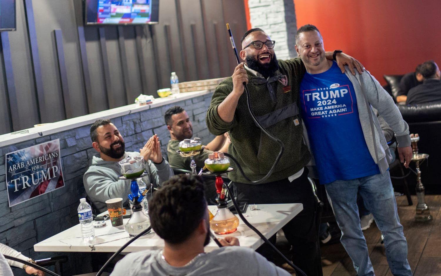 Michiganbor firar under rösträkningen på ett vattenpipekafé i Dearborn, där många av invånarna har ursprung i arabvärlden.