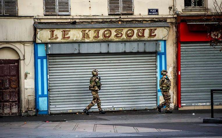 DÅ: Avspärrat, tömt och stängt. Terrordåden försatte Paris i ett chocktillstånd och jakten på gärningsmännen styrde vardagen. Ett par månader efter polisinsatsen mot Saint-Denis såldes Le Kiosque, ett av de små ställena på det stora torg som stängdes av helt under raiden.