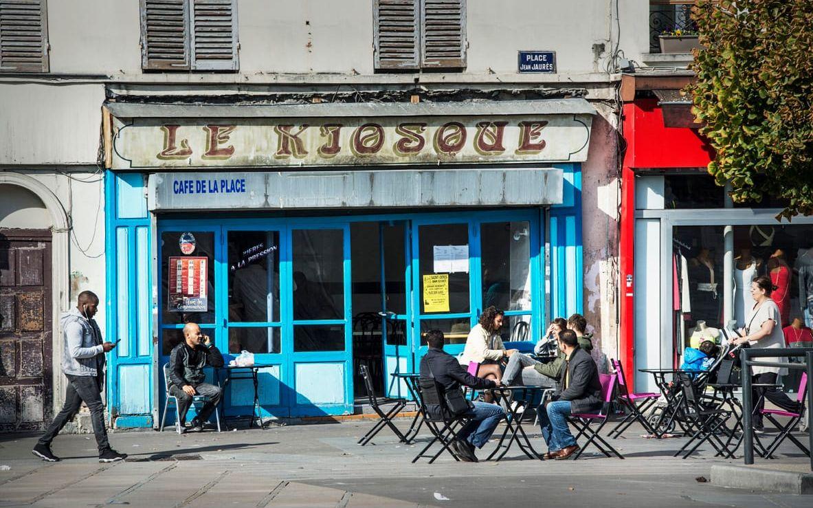 NU: Le Kiosques nye ägare säger att affärerna går bra. "Vi har haft det värre", säger två män på uteserveringen om situationen i dagens Frankrike. De är från Algeriet och säger att Europa fortfarande befinner sig långt ifrån de fasor som är vardag i många andra länder.