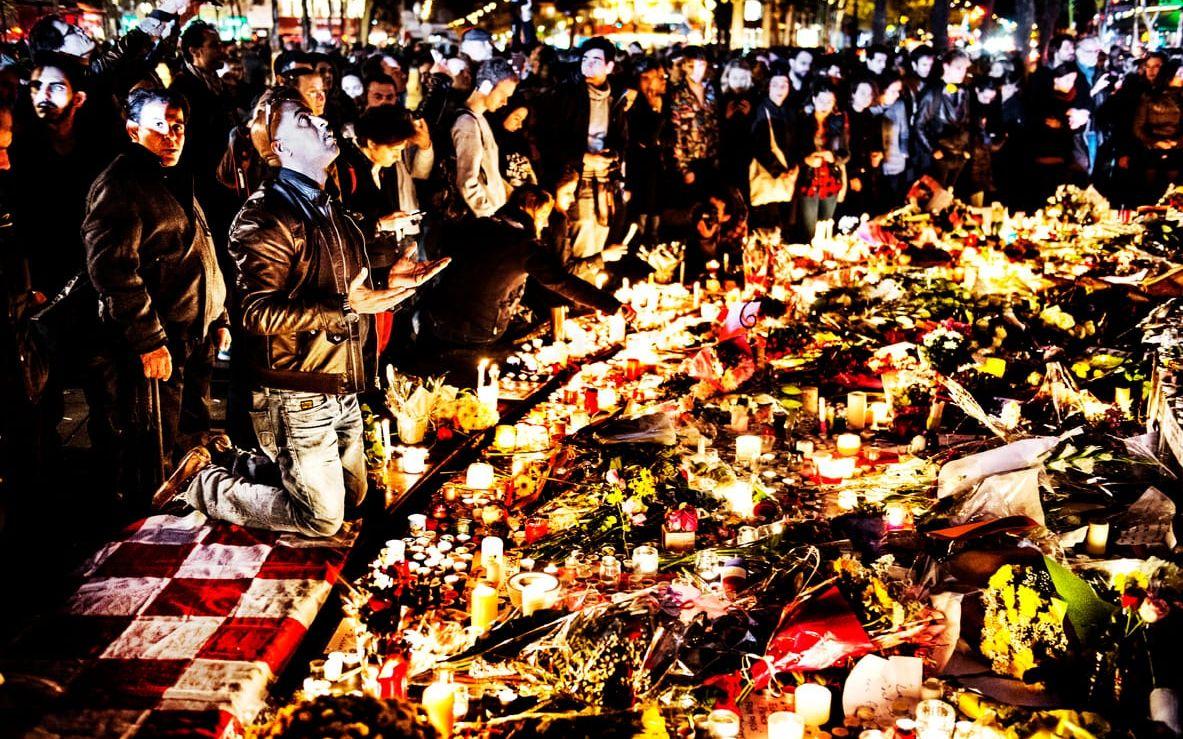 DÅ: Bland alla tusentals blommor och ljus låg meddelanden om sorg, men också kärlek, samhörighet och stolthet. Fransmän med olika bakgrund och religion sörjde sida vid sida de över 130 människor som fått sätta livet till, också dem med olika bakgrunder och religioner.