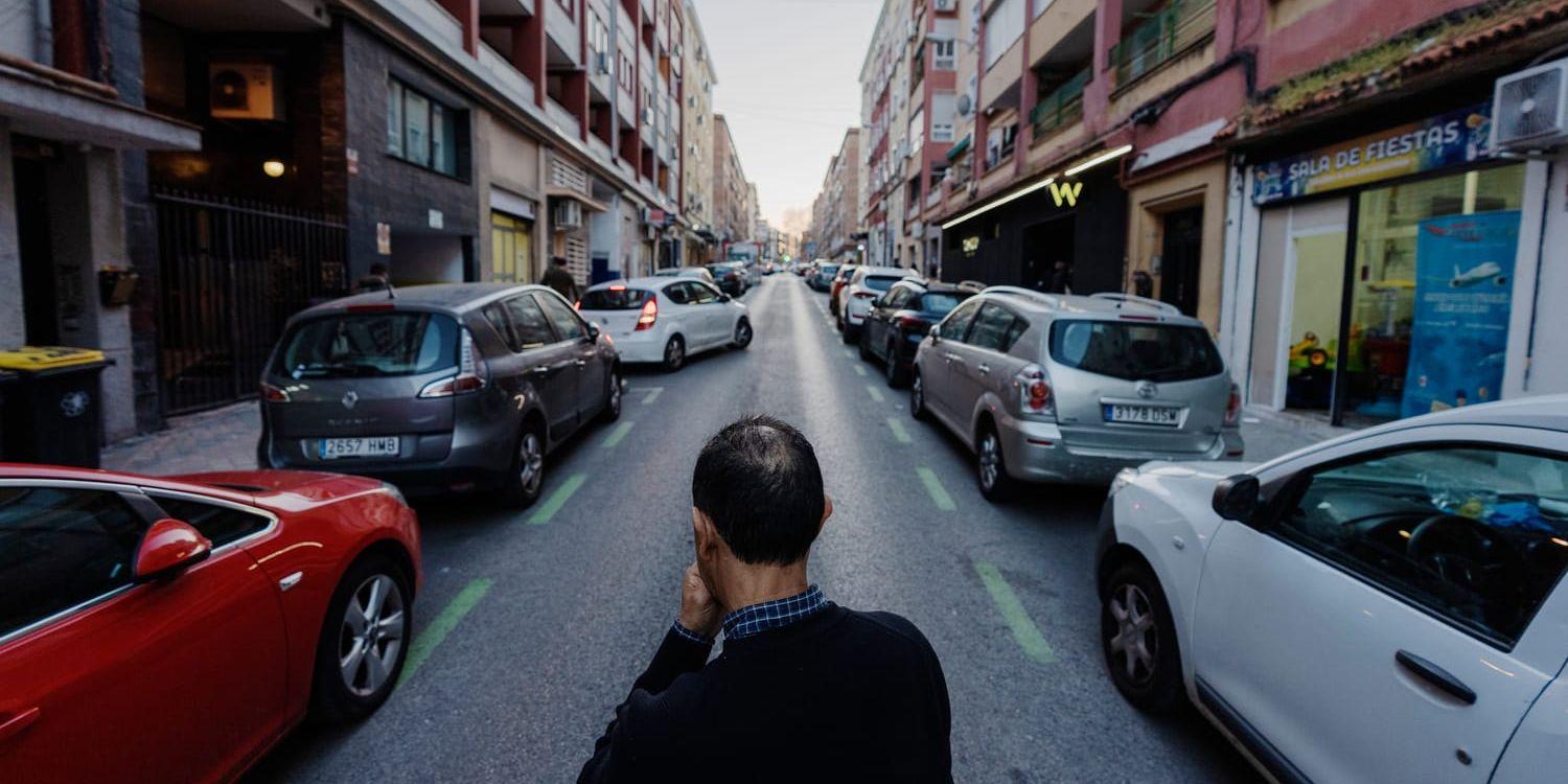 Ricardo, som saknar uppehållstillstånd i Spanien, på en gata i Madrid. 