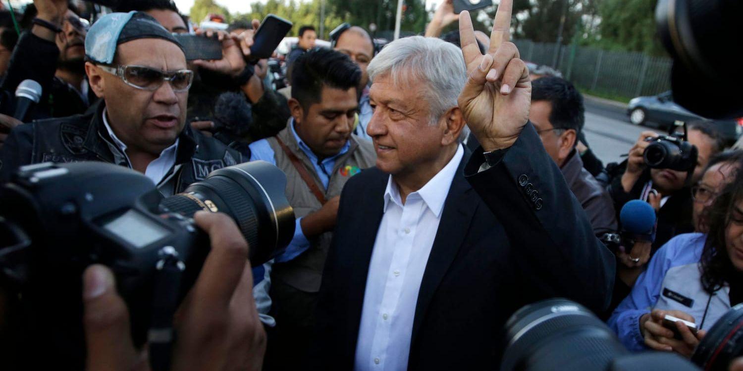 Storfavoriten i det mexikanska presidentvalet, Andrés Manuel López Obrador, anländer till en vallokal på söndagen.