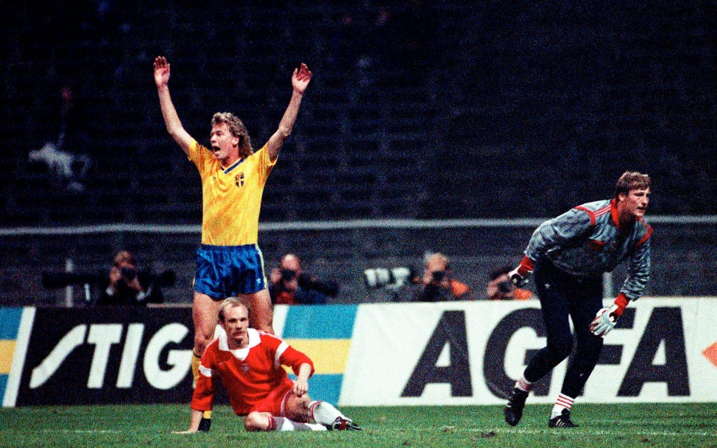 Sverige hade inte spelat ett mästerskap sedan VM 1978 och inför bortamatchen mot Polen fanns chansen, vid seger var en plats i VM 1990 säkrad. Johnny Ekström hade extra bråttom när han efter en blixtsnabb kontring satte dit 2-0-målet som avgjorde matchen och skickade Sverige till ett efterlängtat mästerskap. Foto: Bildbyrån