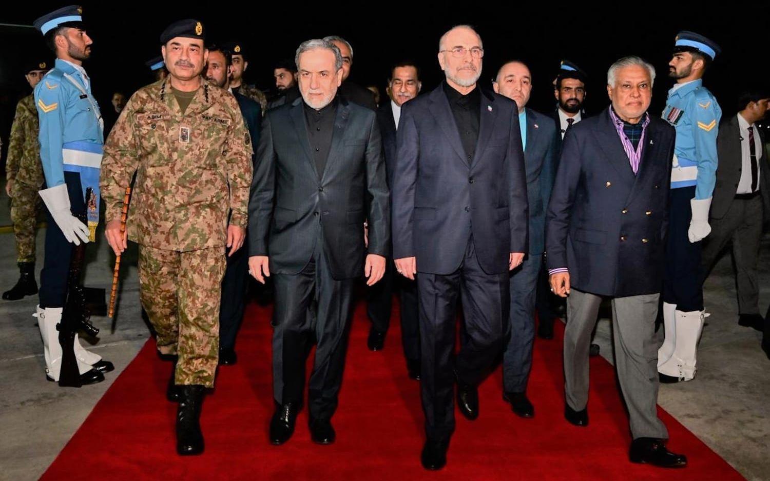 Irans utrikesminister Abbas Araghchi (i svart till vänster i bild) och det iranska parlamentets talman Mohammad Bagher Ghalibaf (i svart till höger) vid ankomsten till samtalen i Pakistan den 11 april.