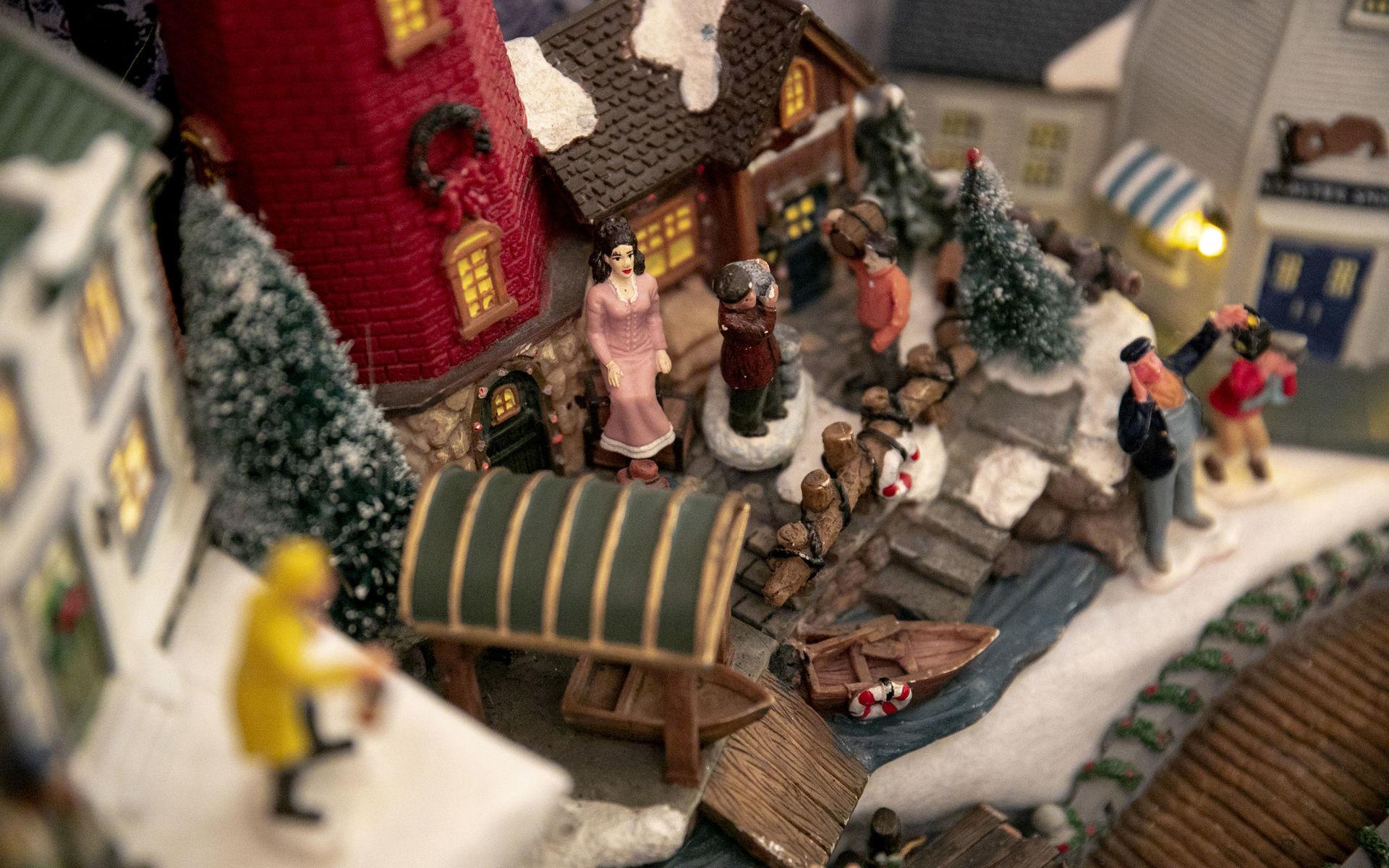 Hemma i lägenheten har Sandy byggt upp en julstad i miniatyr.