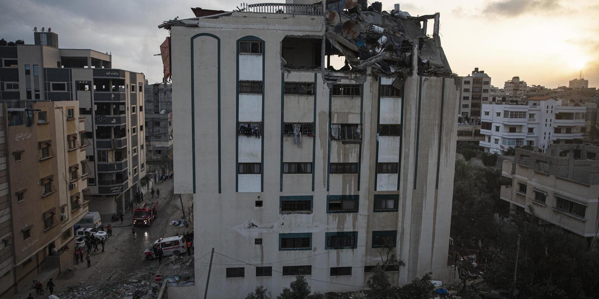 Ett högt bostadshus i Shati i staden Gaza med omfattande skador, sedan Israel beskjutit staden som svar på palestinska raketer.