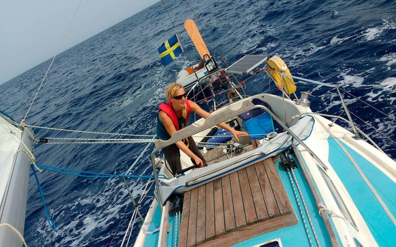 I ensamheten på havet hoppas Emma Ringqvist finna något som inte kan upplevas i den vanliga vardagen.