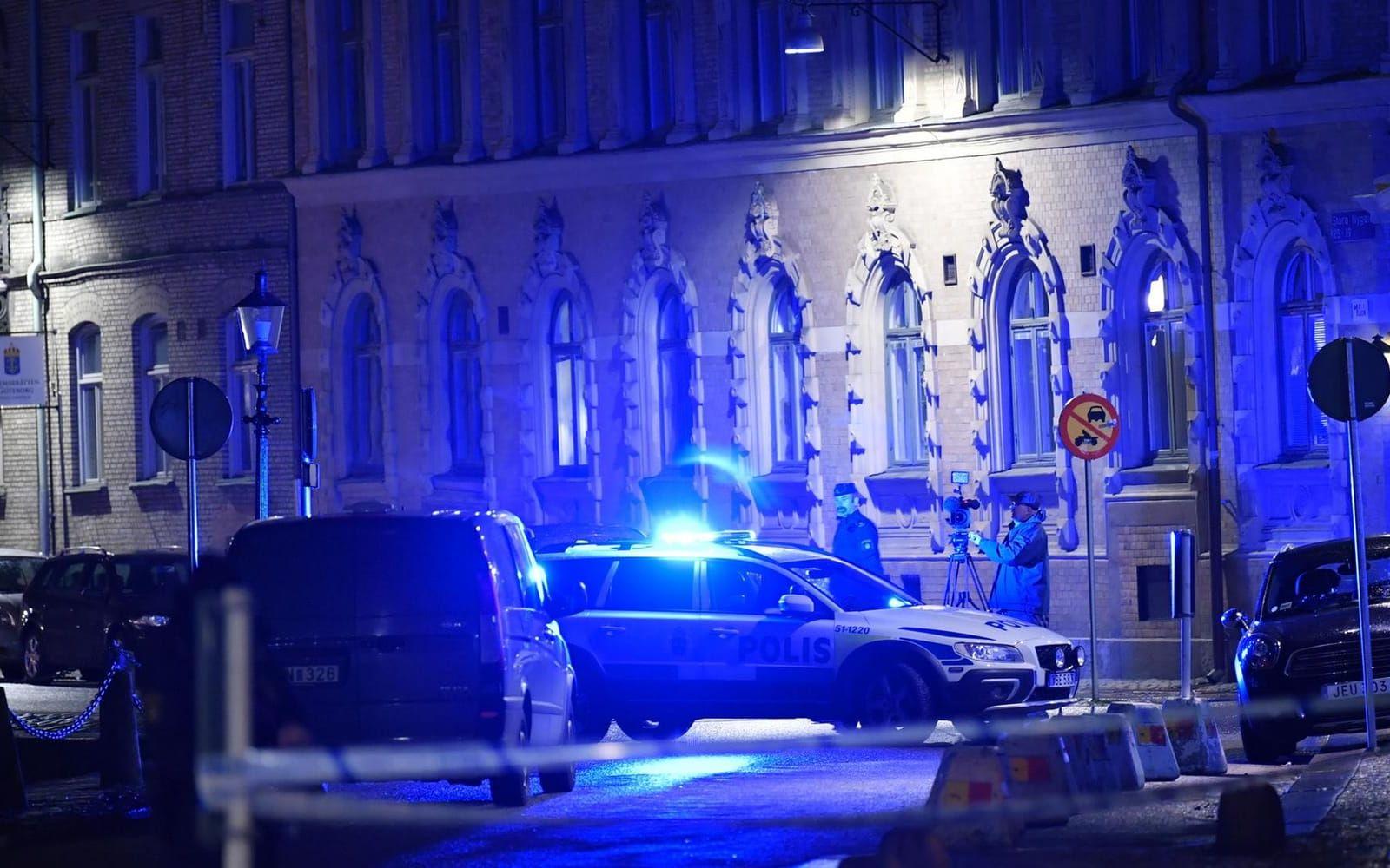 Tre män dömdes av Göteborgs tingsrätt för grovt olaga hot och försök till grov skadegörelse. Attacken mot synagogan i Göteborg betecknades som ett hatbrott.