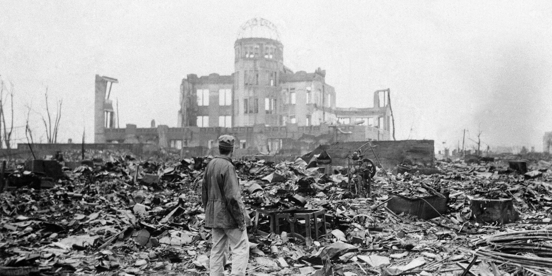 En man står bland Hiroshimas spillror den 8 september 1945, drygt en månad efter att bomben ödelade staden. Byggnaden på bilden är i dag ett fredsmonument.