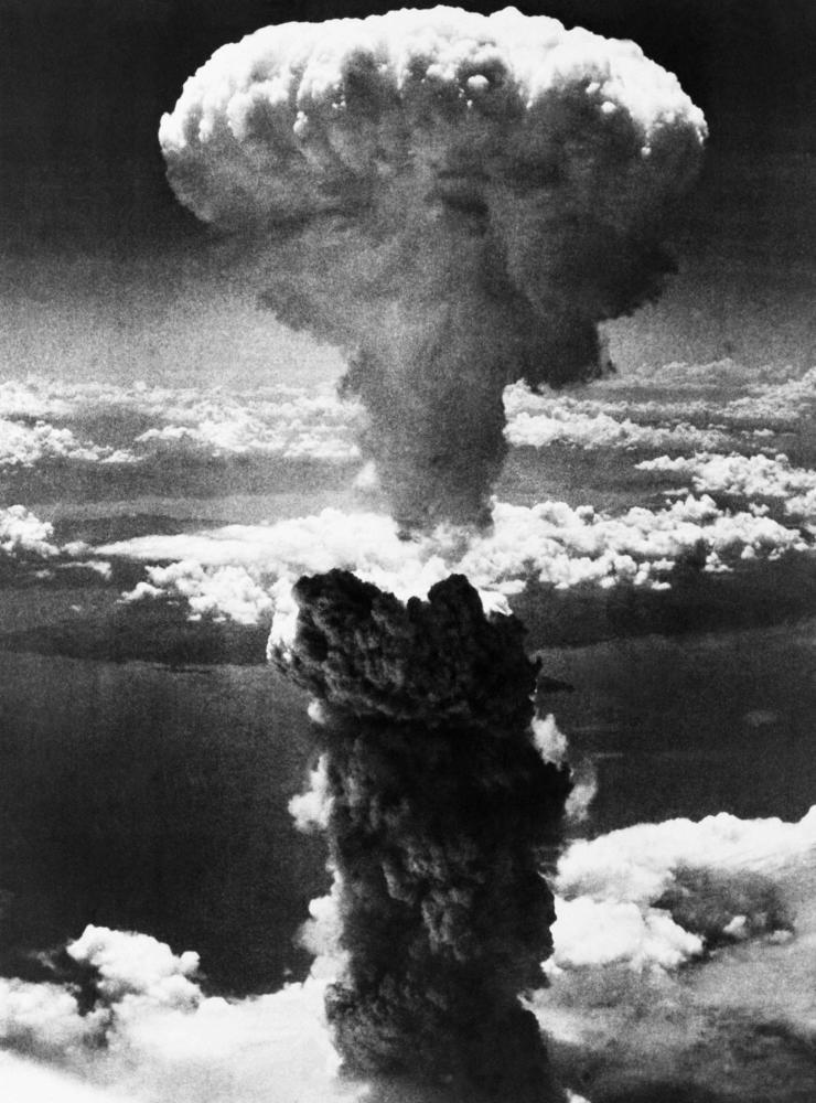 Ett svampformat moln stiger mot himlen efter att den andra amerikanska atombomben släppts över Nagasaki 9 augusti 1945.