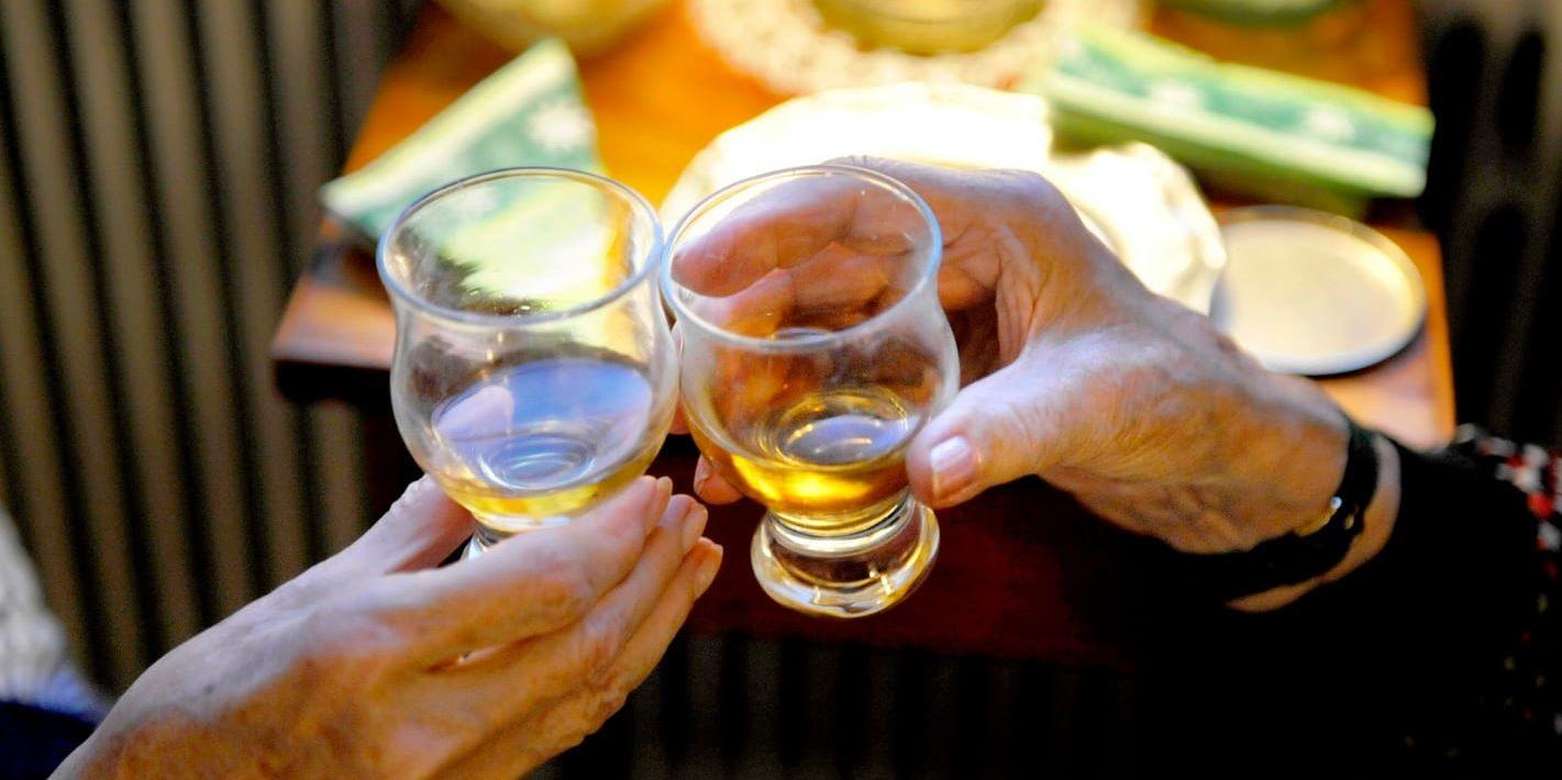Äldre dricker mer alkohol. Arkivbild.