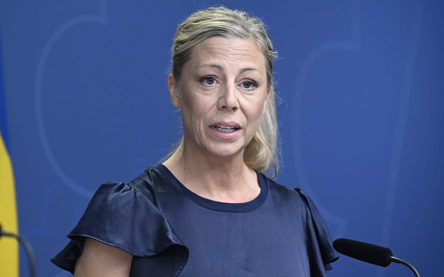 Linda Lindberg (SD), talar i stället för SD:s partiledare Jimmie Åkesson i Visby i dag. Arkivbild.