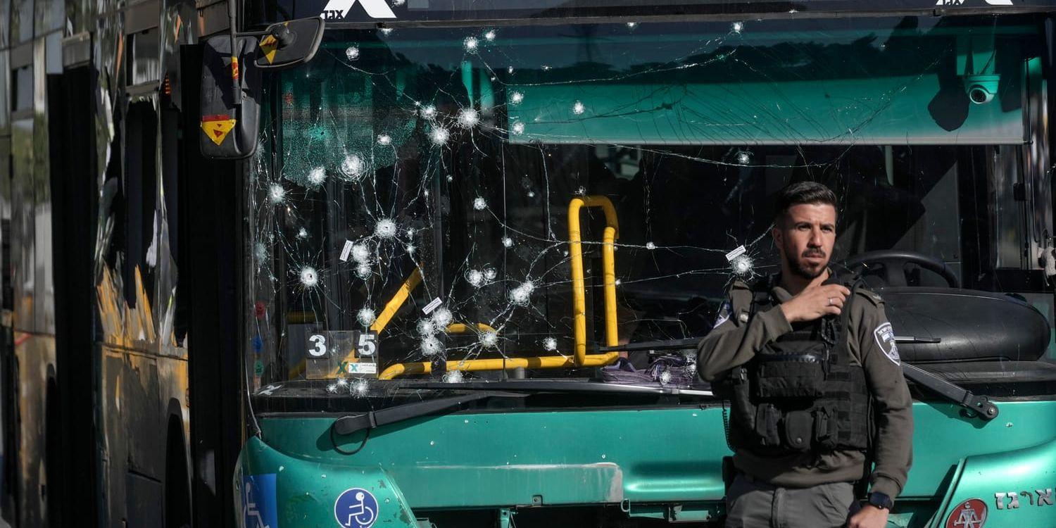 En buss tog skada vid en av explosionerna på onsdagsmorgonen.
