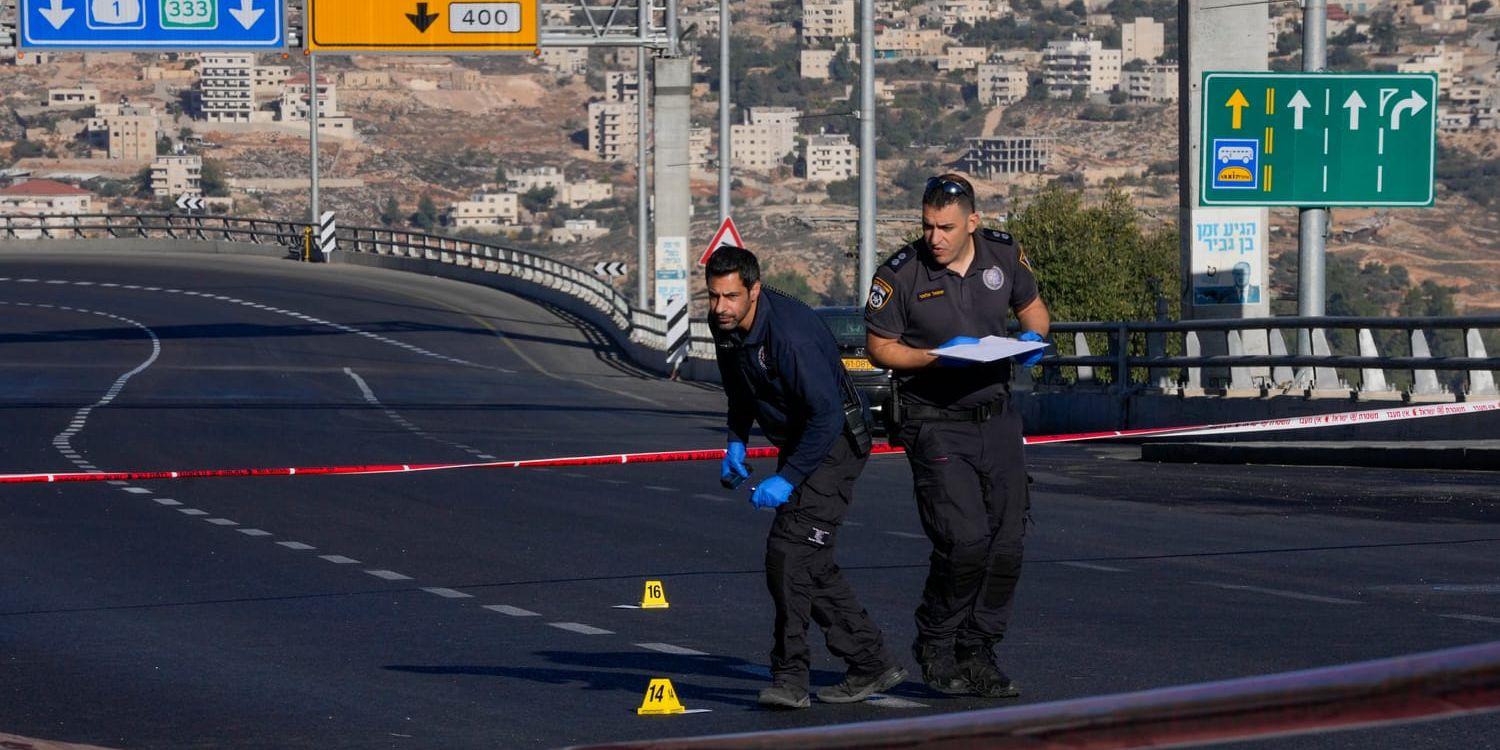 Israeliska poliser vid den ena platsen där en explosion skedde på onsdagsmorgonen, väster om Jerusalem.