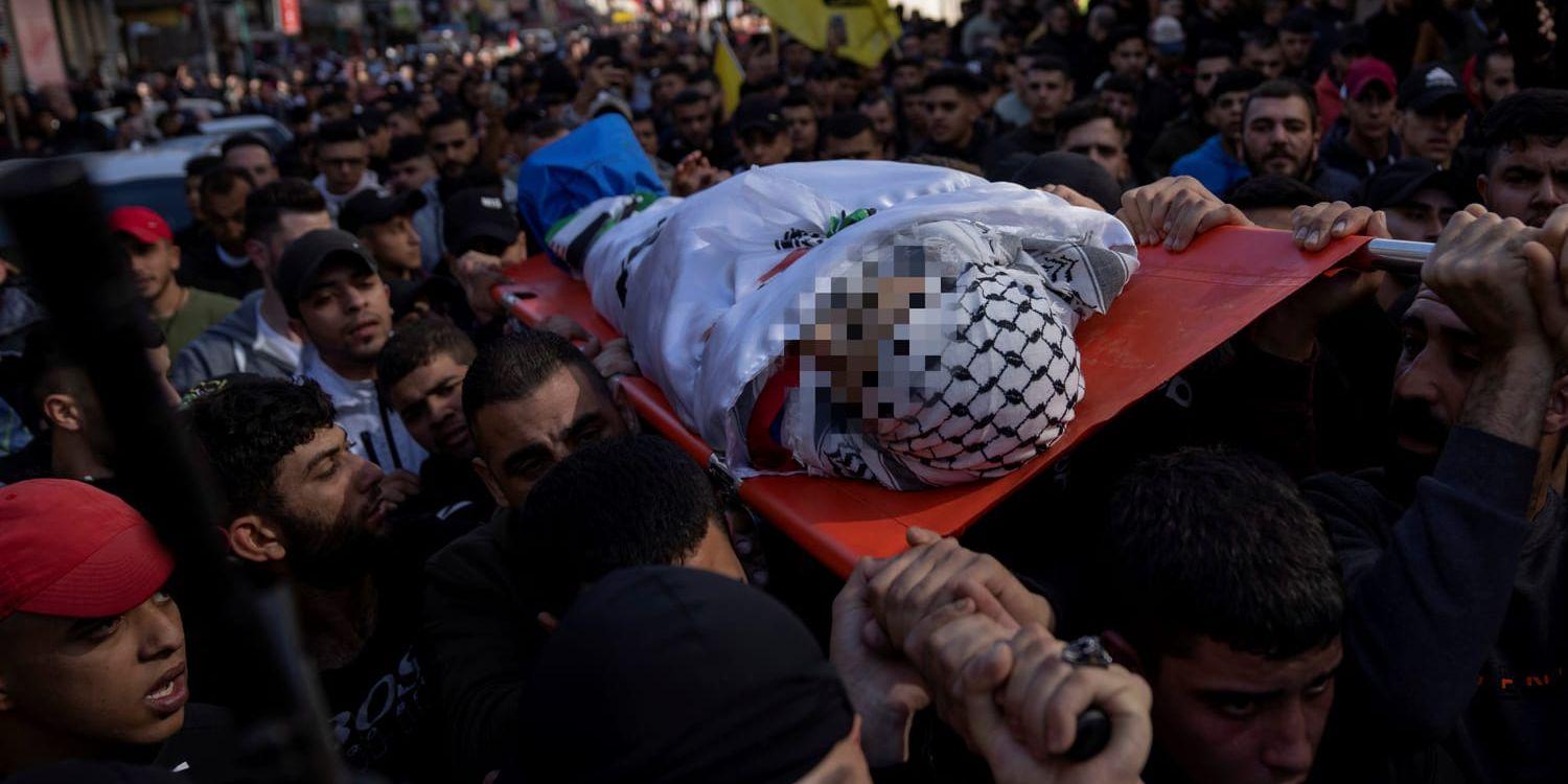 Begravningsceremoni i Nablus för den 16-årige pojke som dödades under natten till onsdagen.