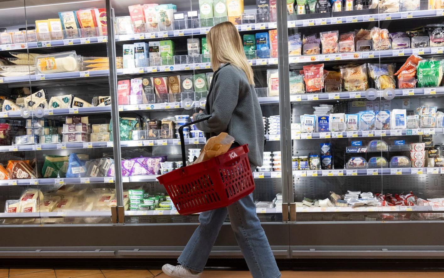Två tredjedelar av livsmedelsbutikernas reklamblad utgörs av ohälsosam mat. Det visar en studie från Göteborgs universitet. 