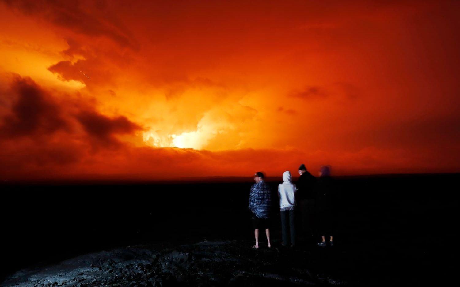Vulkanutbrottet på Hawaii har lockat många besökare som vill se på lavaströmmarna som rinner vid Mauna Loa. 