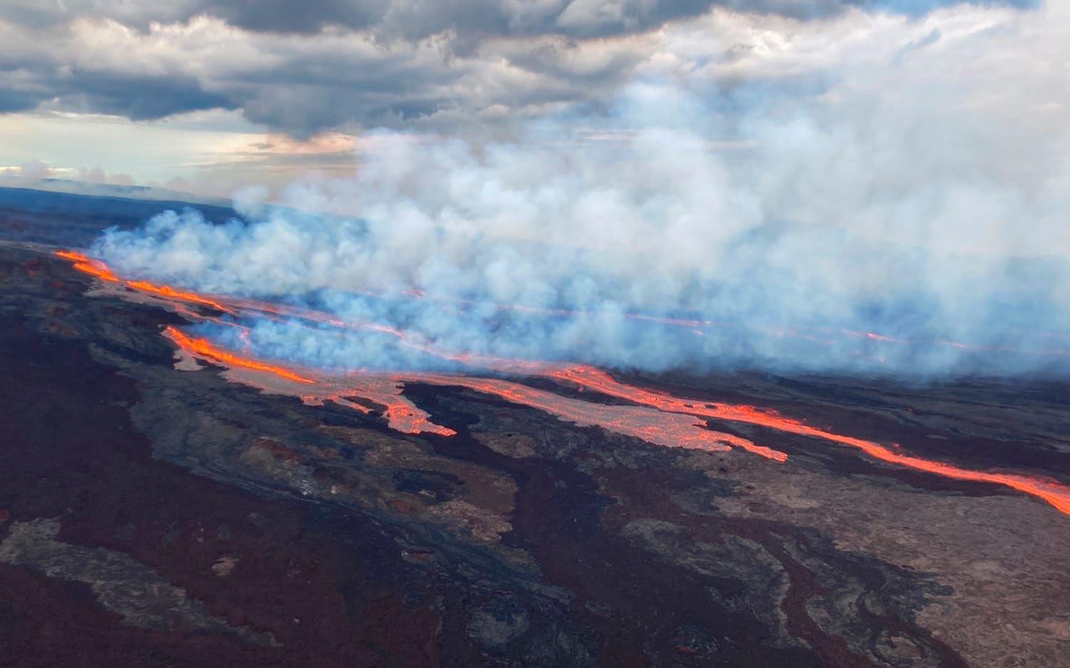 På måndagen gick det att se både rök och lava från vulkanen.