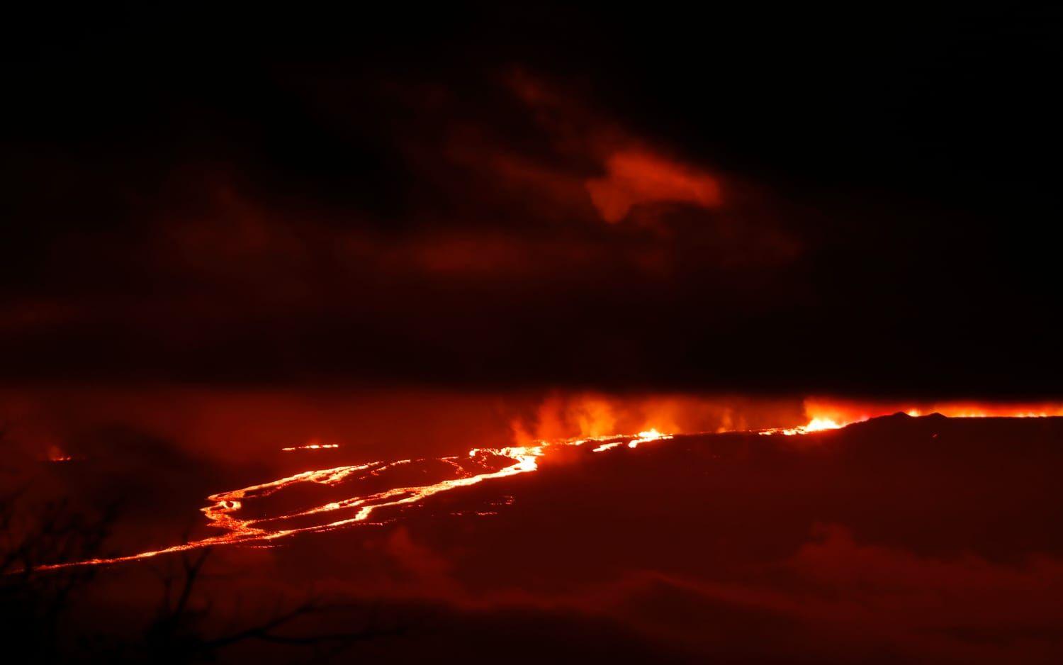 Det som kännetecknar vulkanutbrottet är rinniga lavaströmmar, men som än så länge håller sig inom kalderan. 
