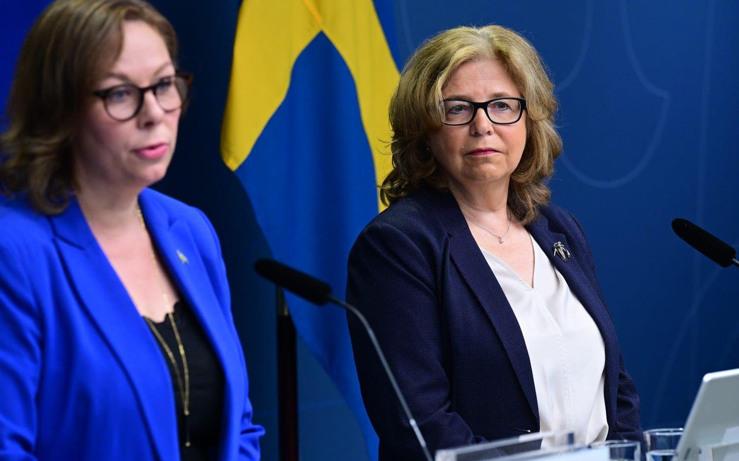 Migrationsminister Maria Malmer Stenergard (M) presenterar Maria Mindhammar som ny generaldirektör för Migrationsverket vid en pressträff på onsdagen.