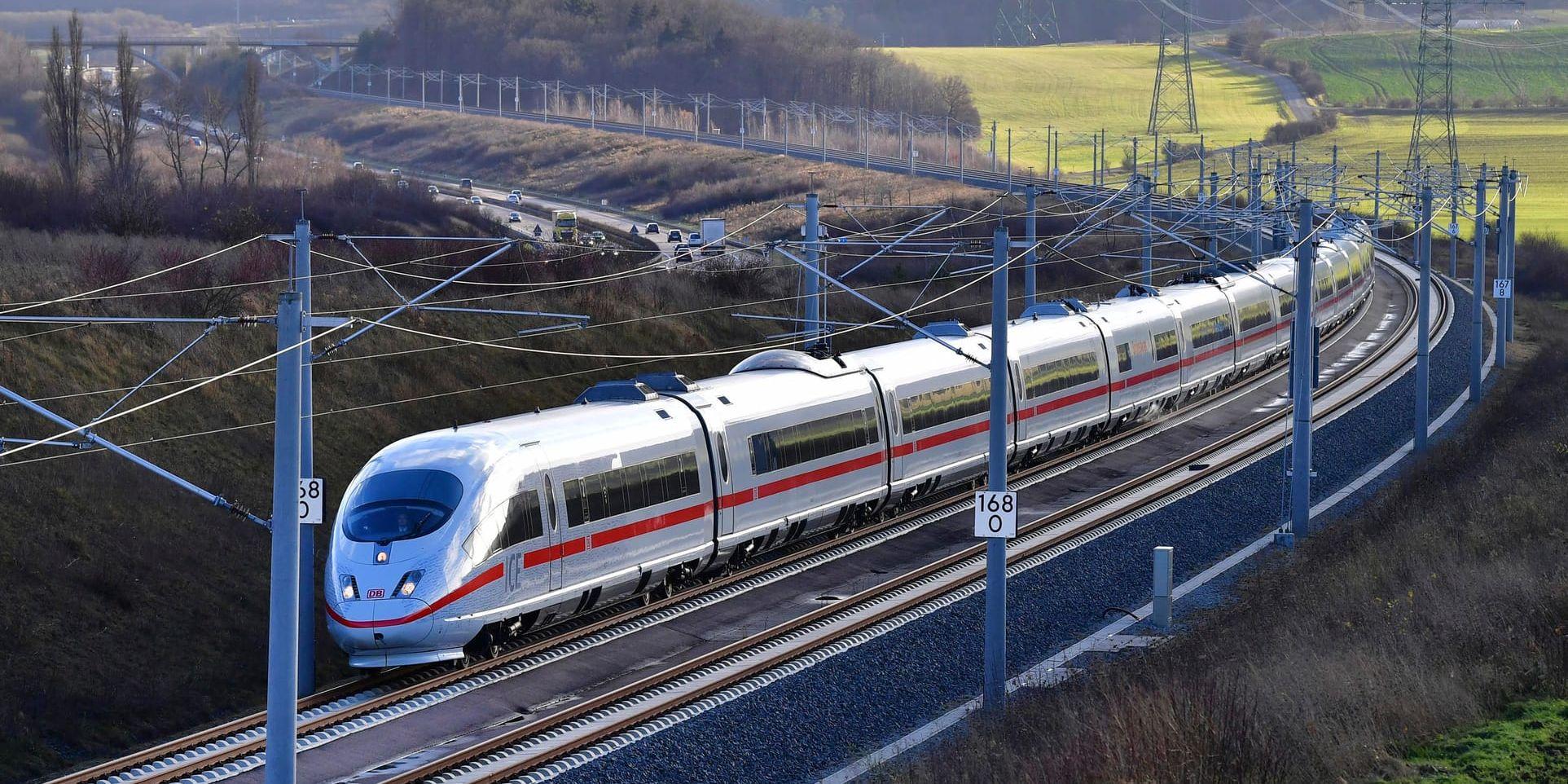 Det nya höghastighetståget mellan München och Berlin har drabbats av tekniska problem och förseningar.