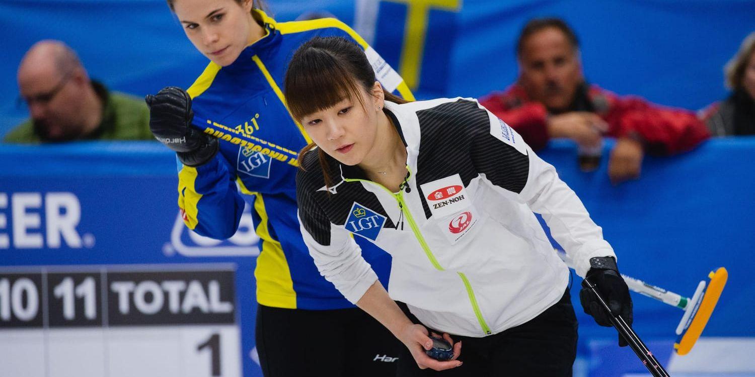 Anna Hasselborg (i blått) beskådar en av stenarna som föranledde den svenska semifinalssegern mot Japan.