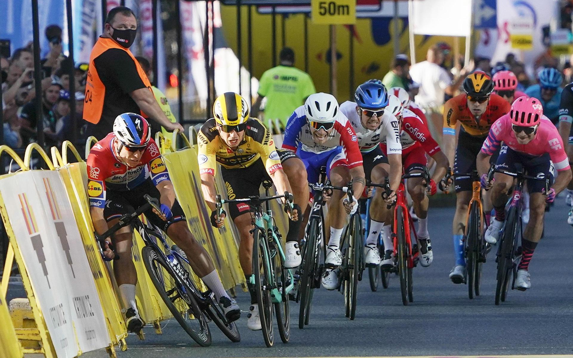 Dylan Groenewegen, i gult, prejade Fabio Jakobsen, vänster, på upploppet av onsdagens inledande etapp av Tour de Pologne i Polen.