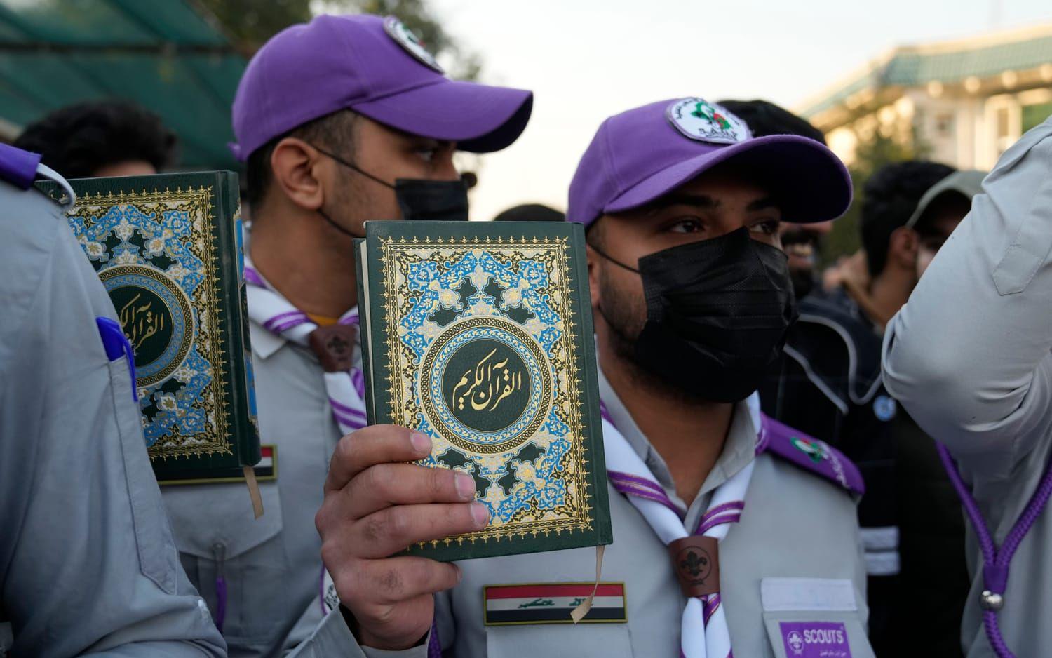 Demonstranter håller upp koranen under en demonstration mot Sverige i Iraks huvudstad Baghdad. 