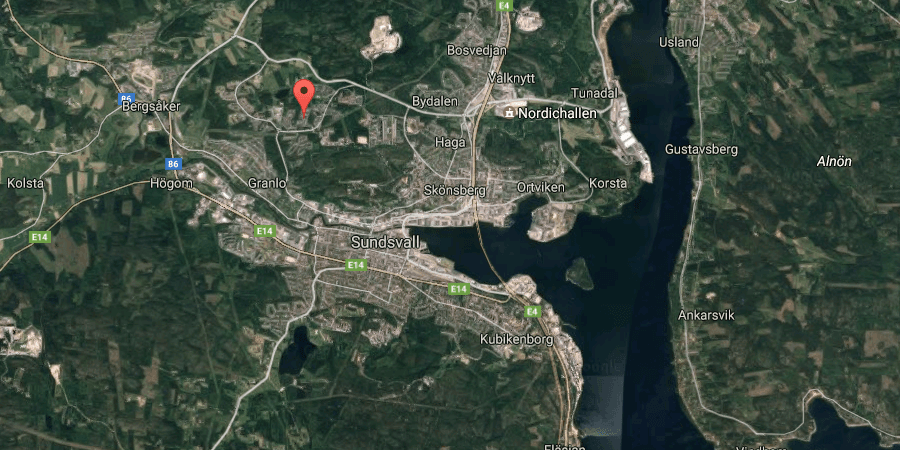 Dynamitgubbe hittat nordväst om Sundsvall på marken under en lägenhetsbalkong. Bild: Skärmdump