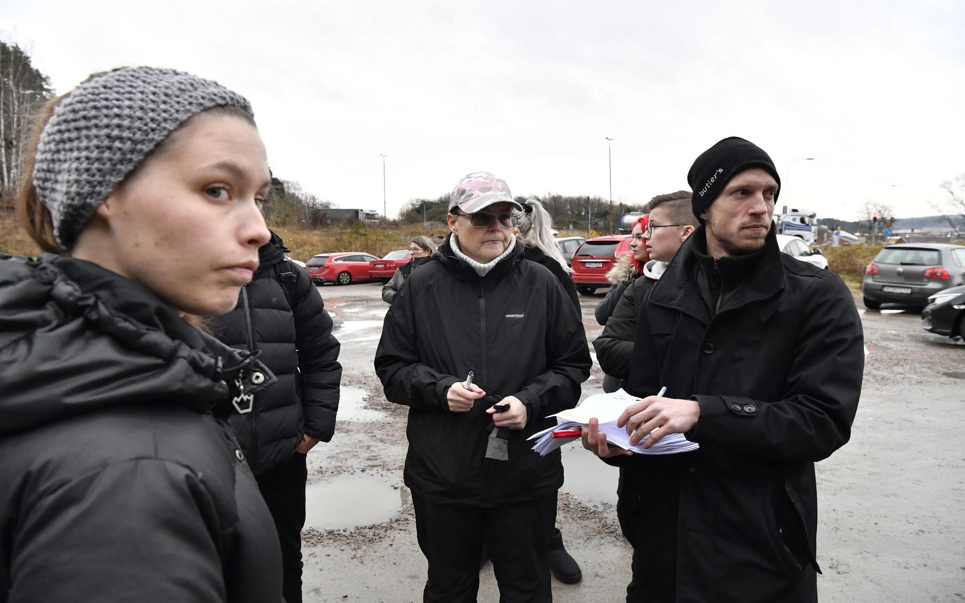 Sandra Hardenberg blir indelad i en av de första sökgrupperna och ger sig snart iväg tillsammans med andra frivilliga. Jesper Söder är insatsledare för FIKK (Frivilliga insatser för krig och katastrof).