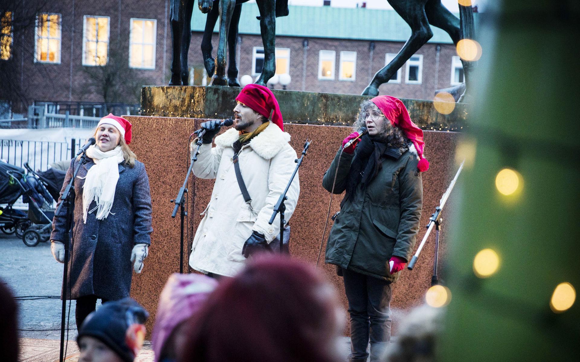 Julsångkvartetten underhöll med sång vid Invigningen av Regnlekplatsen vid Näckrosdammen.