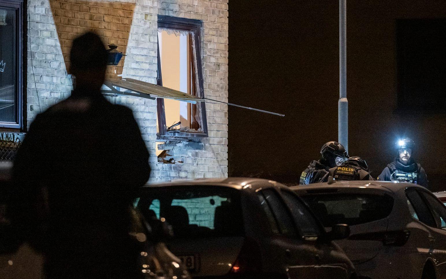 Skador på fasaden till ett flerfamiljshus i samband med en explosion natten mot söndagen.