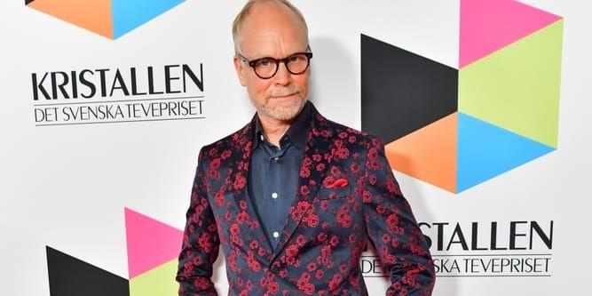 Programledare i blommig kavaj.