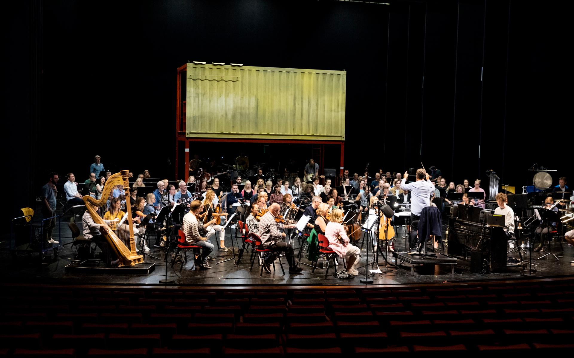 Foto från repetitionen av Håkan-musikalen ”Kärlek skonar ingen” på Göteborgsoperan i höstas.