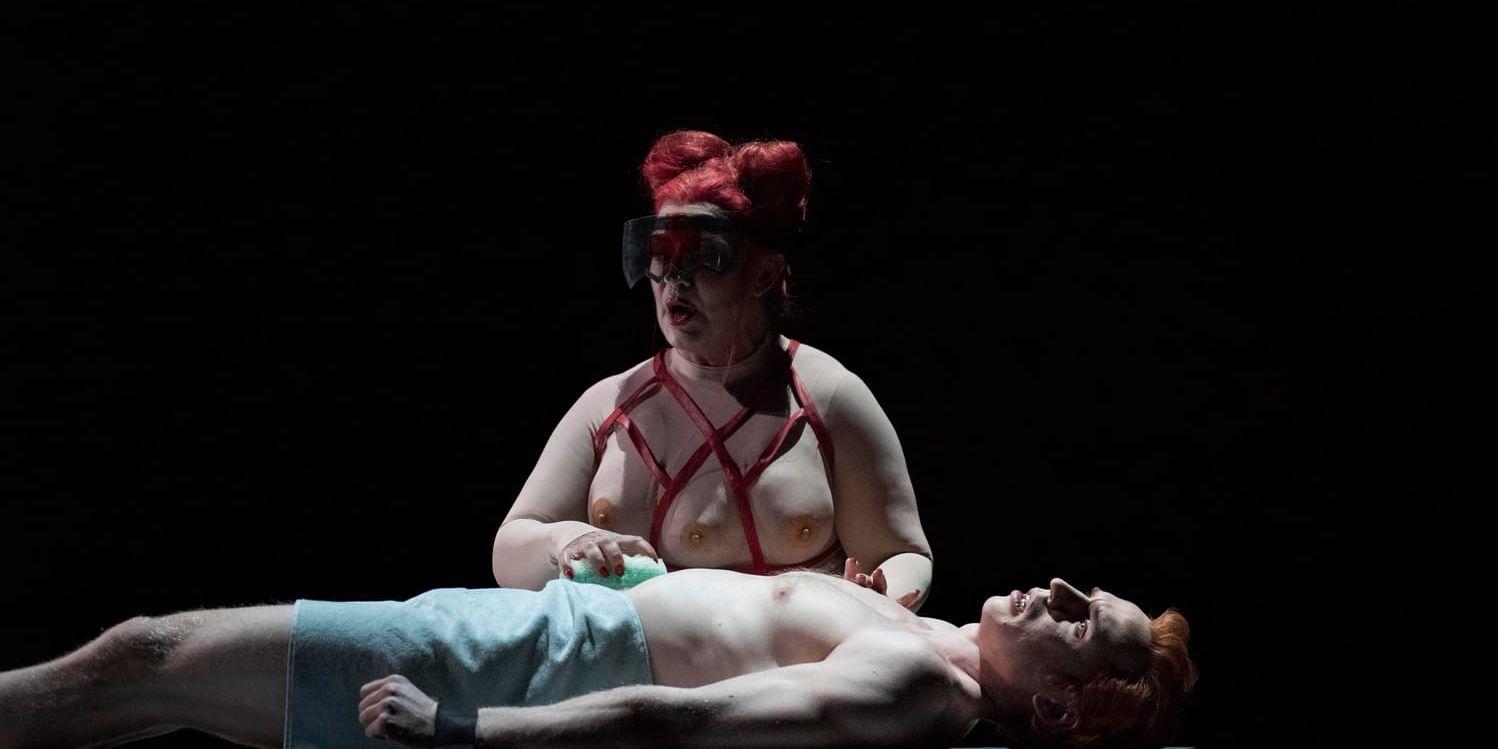 I operan "Tristessa" ställs könsrollerna upp och ned. Den onde Evelyn (Joel Annmo) opereras om till kvinna efter att ha kränkt sin flickvän. För operationen står syster Sophia (Susann Végh).