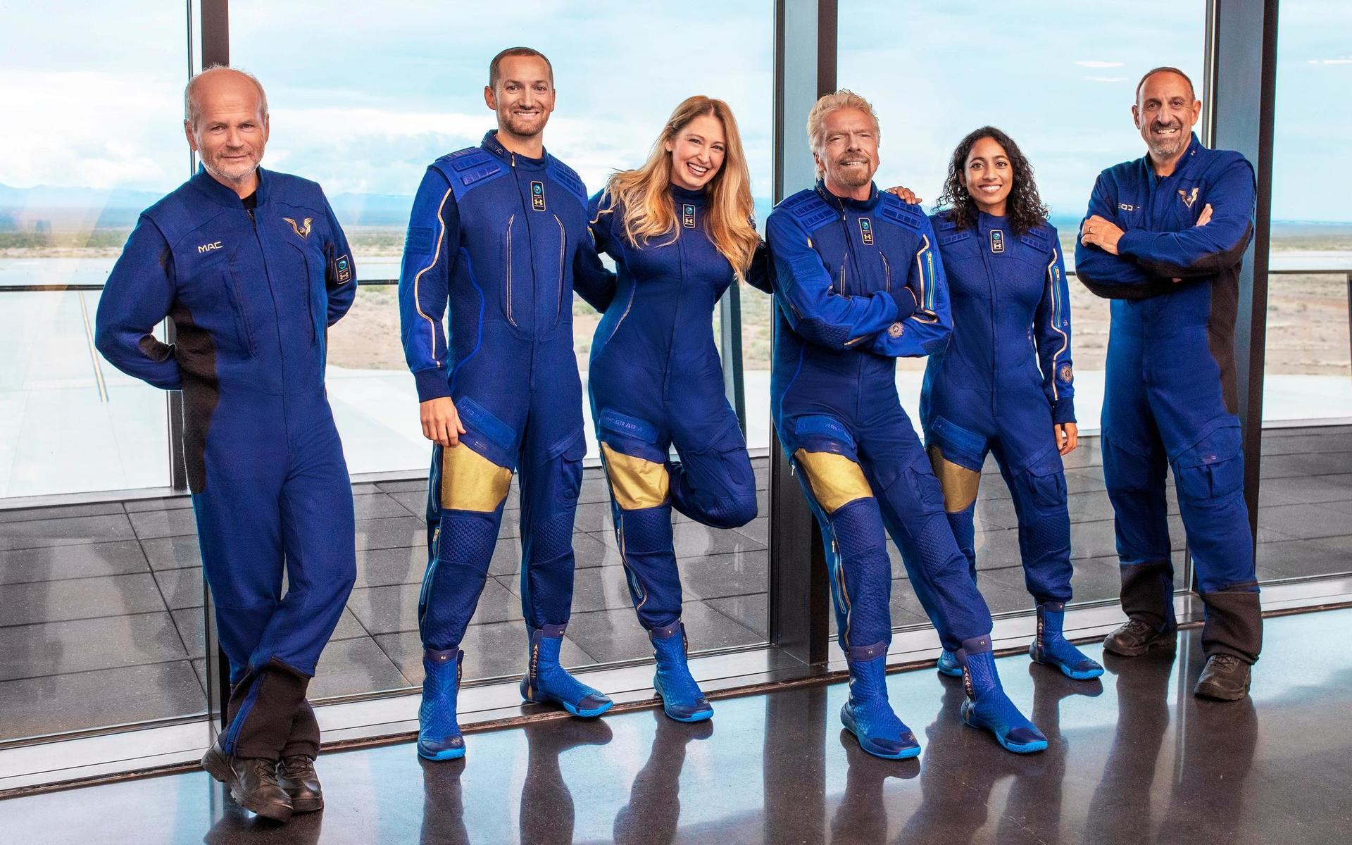 Besättningen som ska testflyga rymdplanet ”Unity 22”. Virgin Galactics grundare Richard Branson är tredje personen från höger på bilden.