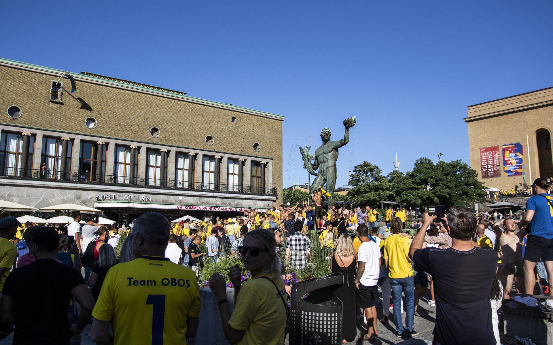 180703 Fans jublar och firar Sveriges seger vid Poseidon den 3 juli 2018 i Göteborg.Foto: Line Skaugrud Landevik / Bildbyrån / Cop 219